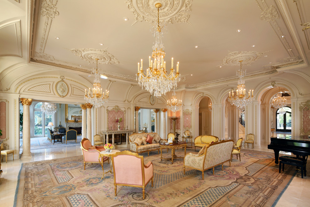 Пример оригинального дизайна: огромная парадная гостиная комната в классическом стиле с белыми стенами