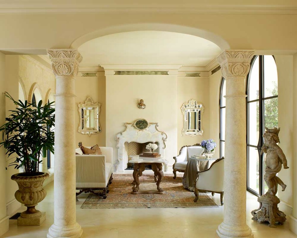 Modelo de salón para visitas abierto mediterráneo de tamaño medio con paredes beige, todas las chimeneas, marco de chimenea de piedra y suelo beige