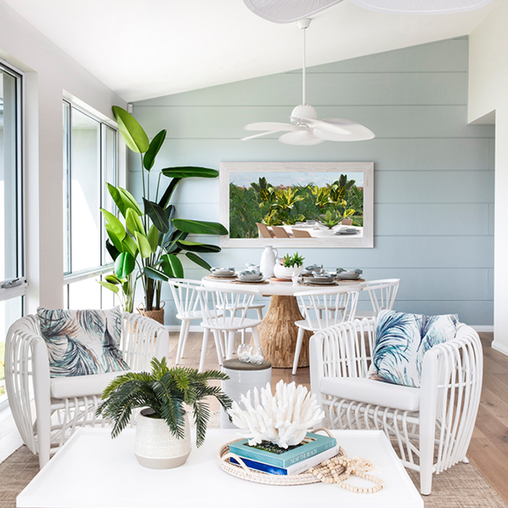 Mittelgroßes, Offenes Maritimes Wohnzimmer mit weißer Wandfarbe, braunem Holzboden, TV-Wand und braunem Boden in Sonstige