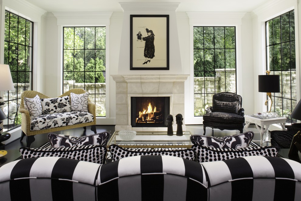 Источник вдохновения для домашнего уюта: парадная гостиная комната в классическом стиле с серыми стенами, темным паркетным полом и стандартным камином