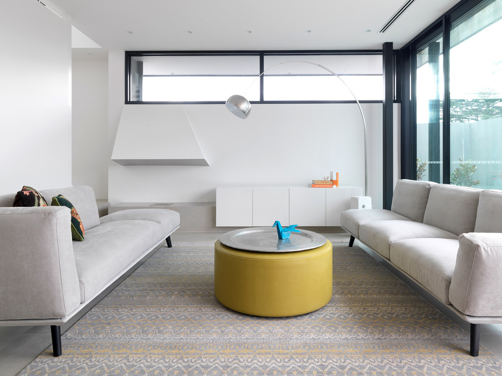Mittelgroßes, Offenes Modernes Wohnzimmer mit weißer Wandfarbe in Melbourne