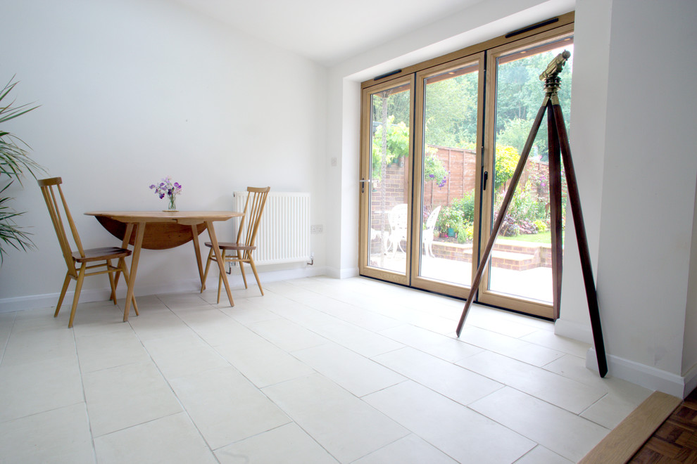 Foto di un soggiorno tradizionale di medie dimensioni e chiuso con pavimento in gres porcellanato e pavimento bianco