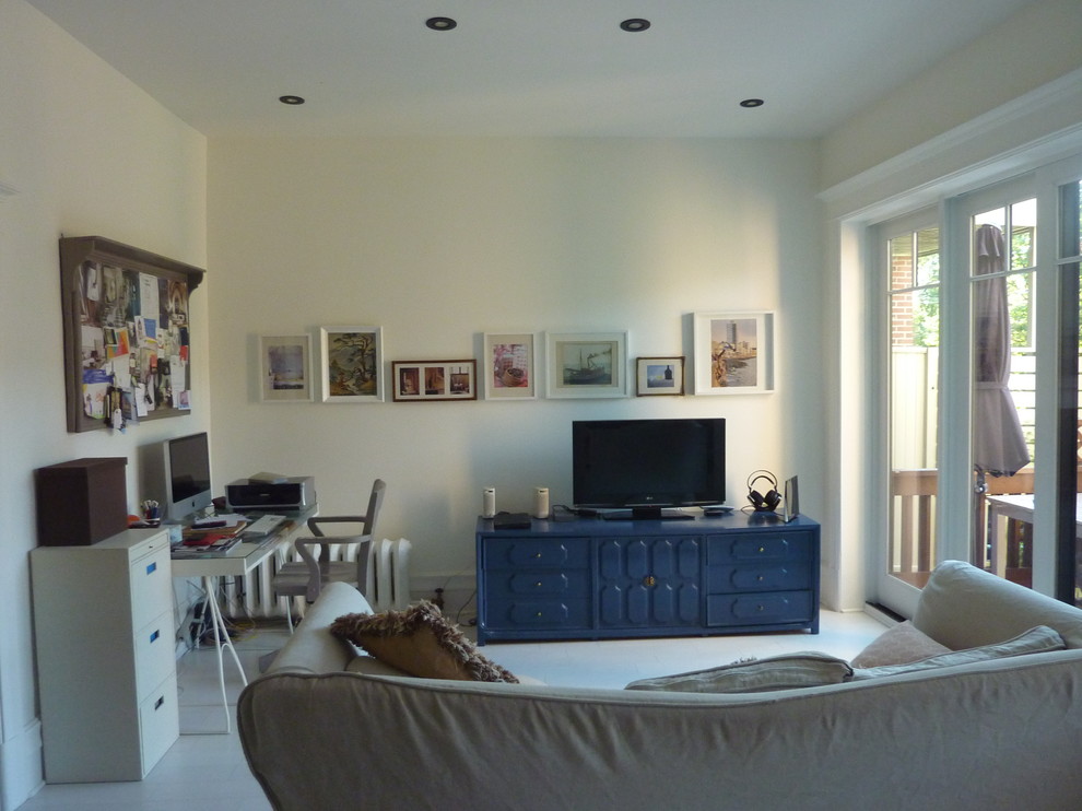 Immagine di un soggiorno chic aperto e di medie dimensioni con pareti bianche, parquet chiaro, nessun camino, TV autoportante, sala formale e pavimento bianco