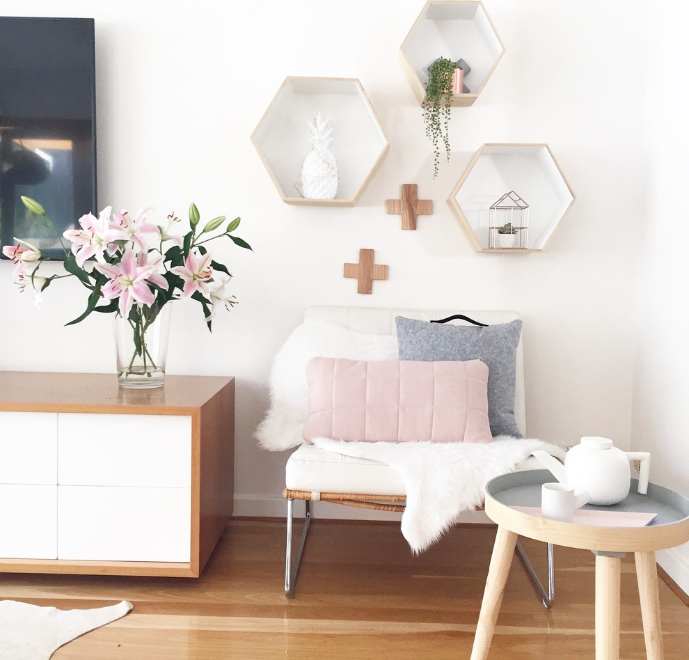 Inspiration för ett minimalistiskt allrum med öppen planlösning, med vita väggar, ljust trägolv och en väggmonterad TV