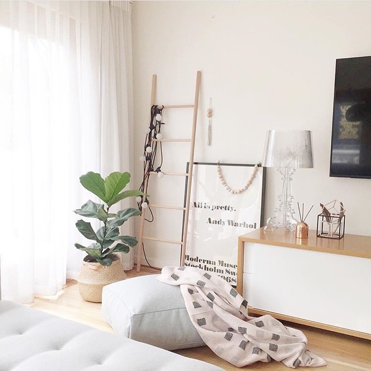 Immagine di un soggiorno nordico aperto con pareti bianche, parquet chiaro e TV a parete