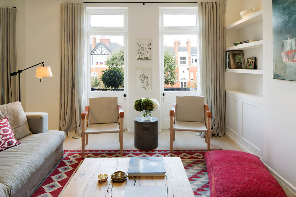 Idée de décoration pour un grand salon design ouvert avec un mur blanc, parquet clair, une cheminée standard et un téléviseur encastré.