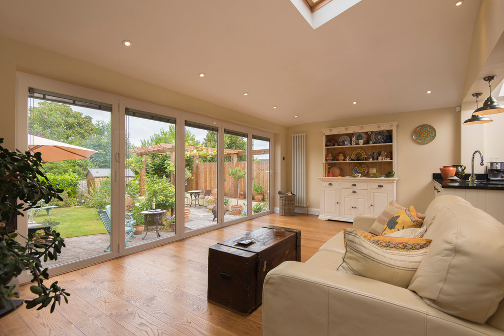 Living room - contemporary living room idea in Buckinghamshire