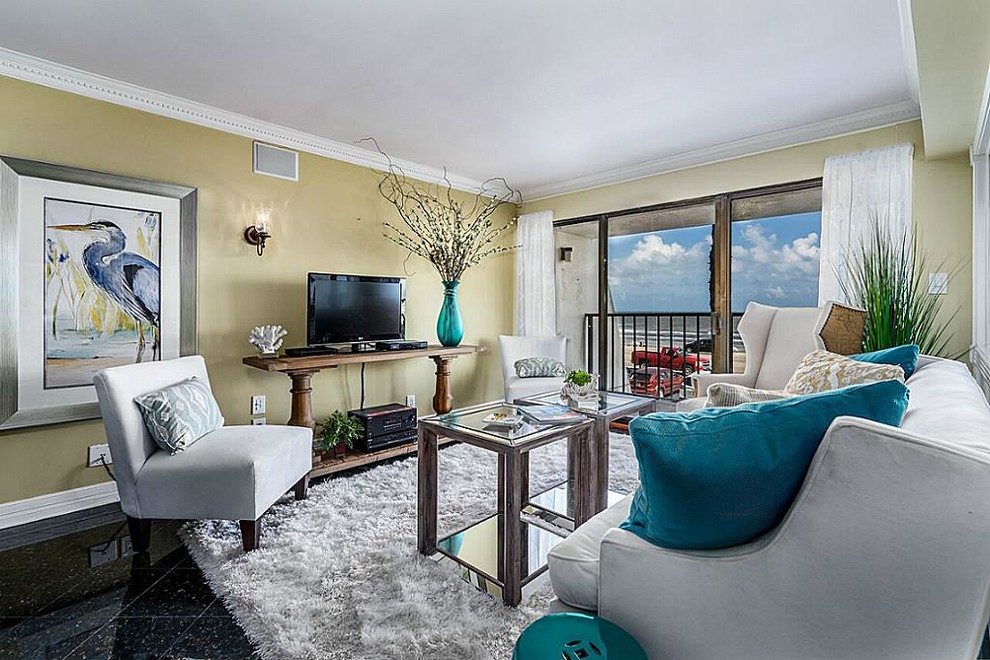 Kleines, Offenes Klassisches Wohnzimmer mit brauner Wandfarbe, Marmorboden, freistehendem TV und schwarzem Boden in Houston