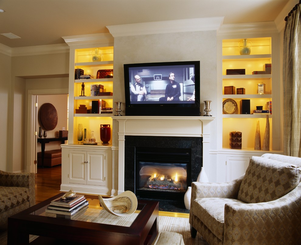 Idée de décoration pour un salon tradition avec une cheminée standard, un téléviseur fixé au mur et éclairage.
