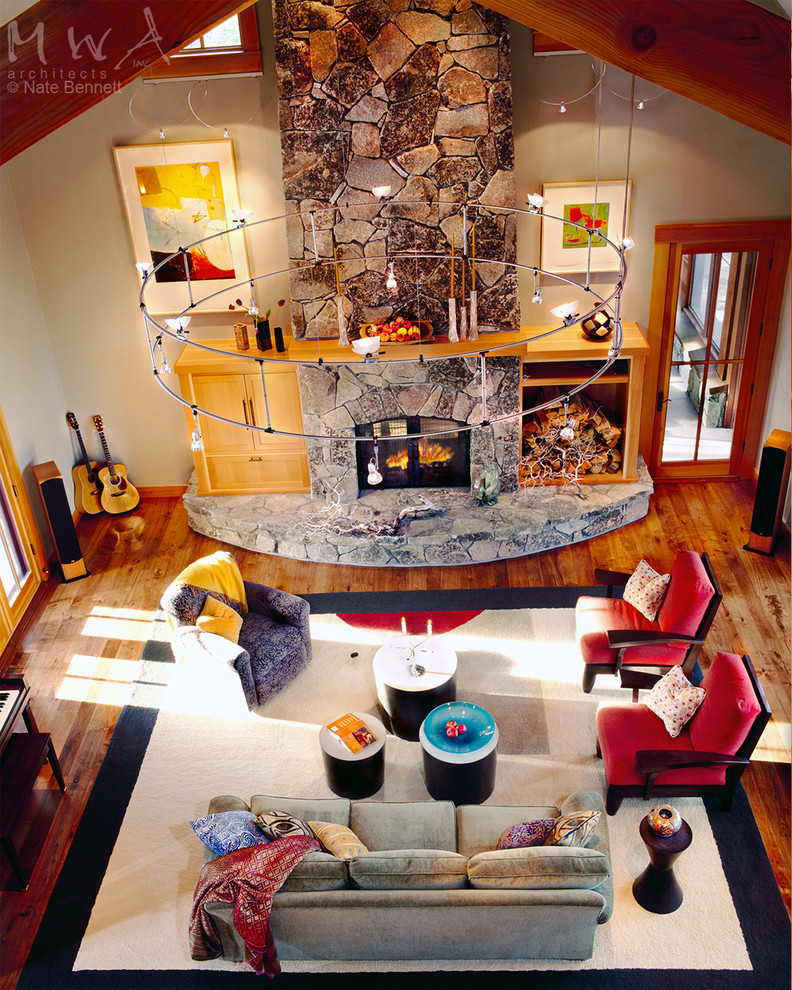 Mittelgroßes, Repräsentatives Rustikales Wohnzimmer mit grauer Wandfarbe, braunem Holzboden, Kamin und Kaminumrandung aus Stein in Sacramento