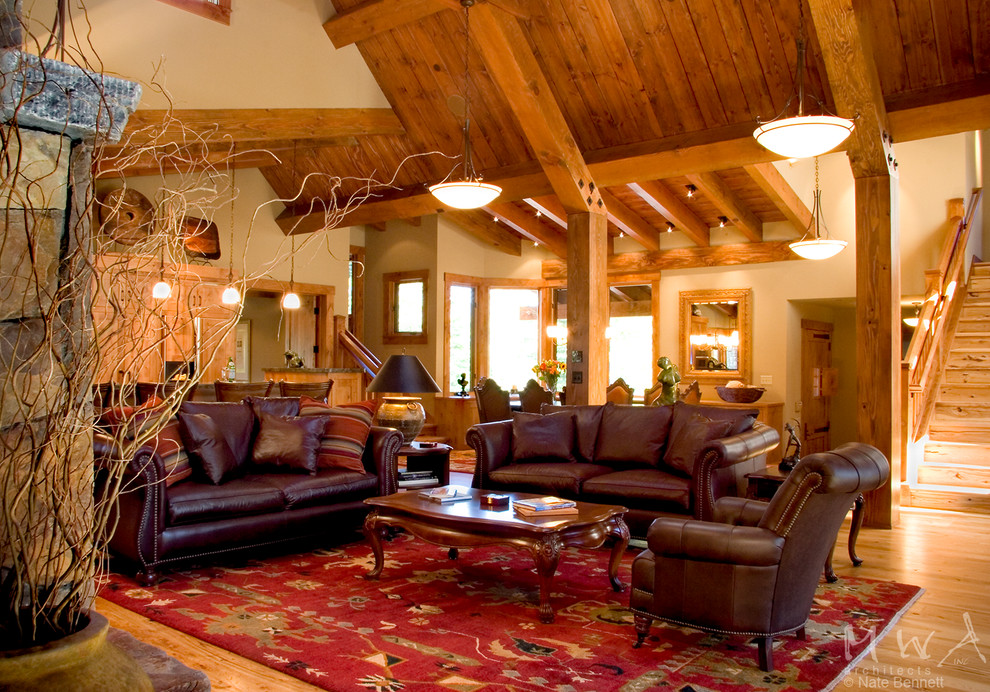 Diseño de salón para visitas abierto de estilo americano grande con paredes beige, suelo de madera clara y marco de chimenea de piedra