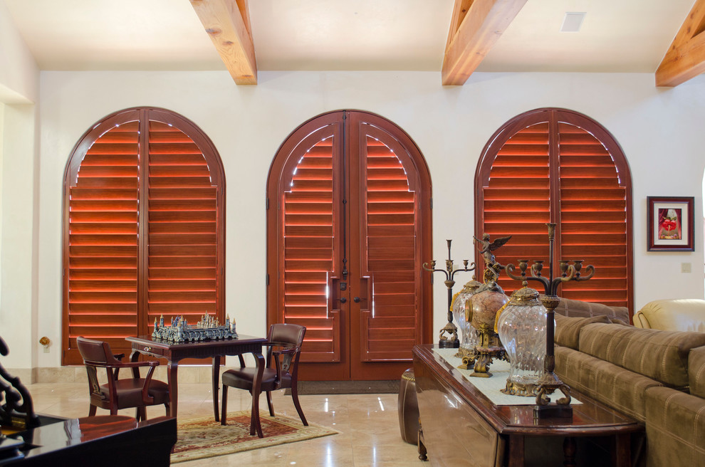 Idee per un grande soggiorno tradizionale aperto con pareti beige, pavimento con piastrelle in ceramica e pavimento beige