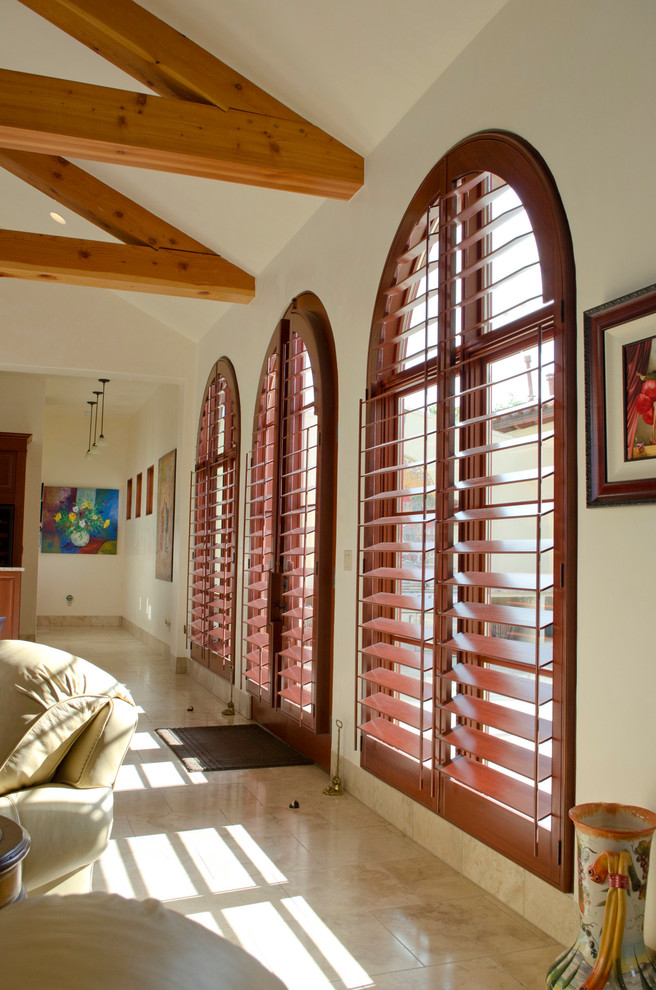 Großes, Offenes Klassisches Wohnzimmer mit beiger Wandfarbe, Keramikboden und beigem Boden in Austin