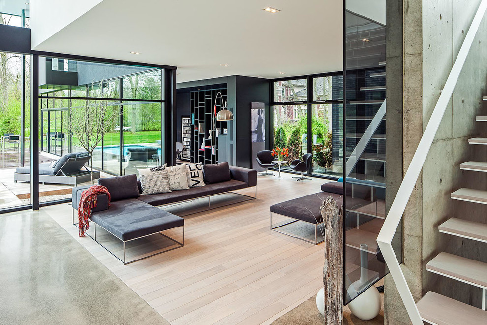 Modernes Wohnzimmer mit Betonboden in Toronto