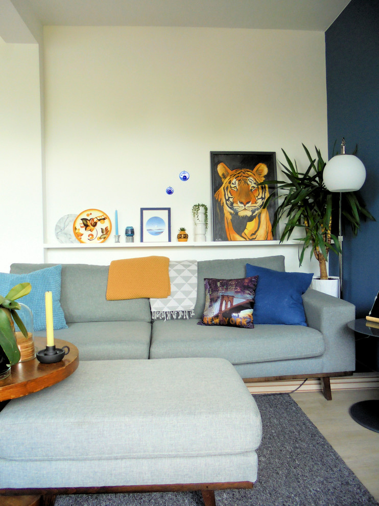 На фото: маленькая открытая гостиная комната в стиле ретро с синими стенами и телевизором на стене для на участке и в саду с