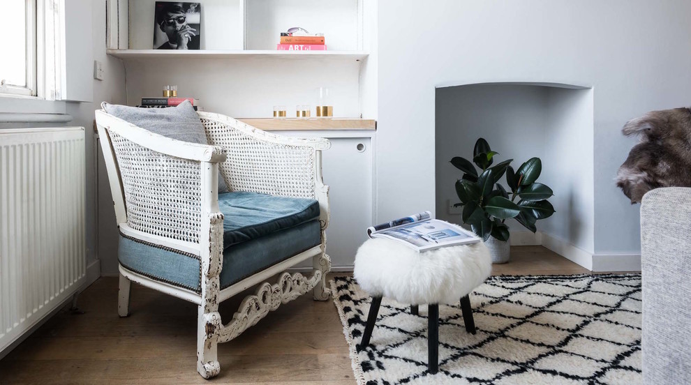 Источник вдохновения для домашнего уюта: гостиная комната в стиле неоклассика (современная классика) с серыми стенами и светлым паркетным полом