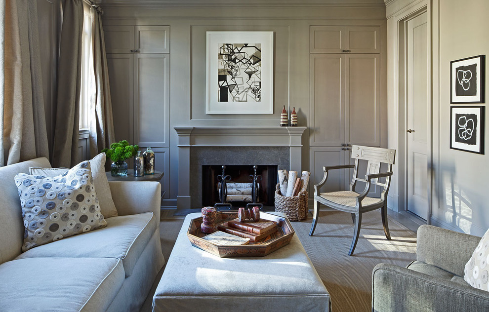 Cette image montre un salon design de taille moyenne avec un mur gris et une cheminée standard.