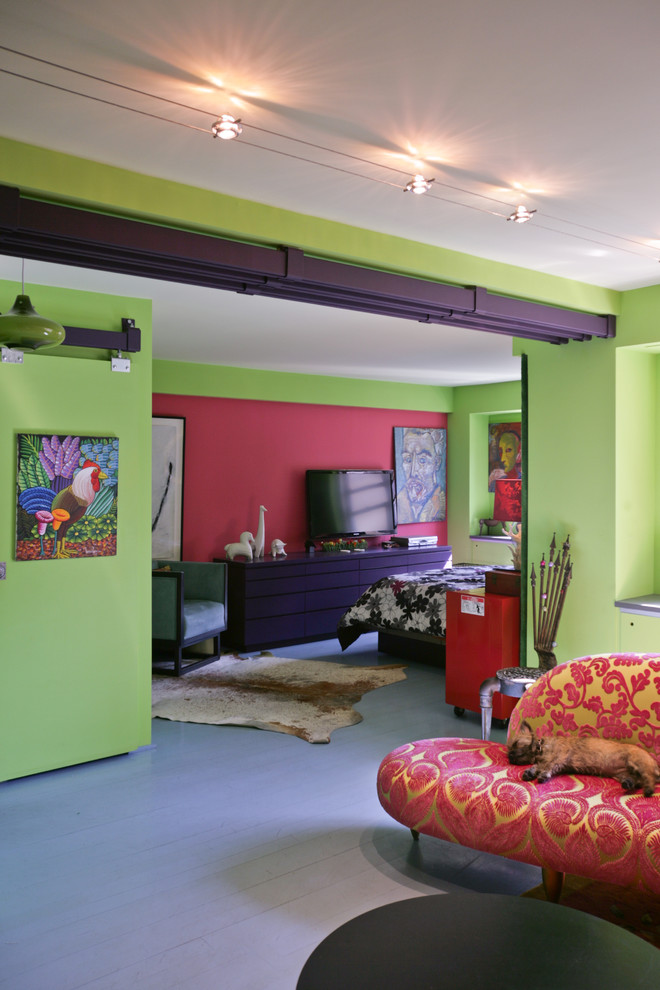 Idées déco pour un salon éclectique avec un mur vert.
