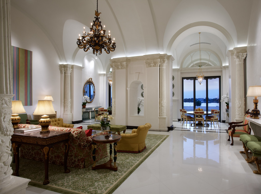 Inspiration pour un salon traditionnel avec une salle de réception, un mur blanc et un sol en marbre.