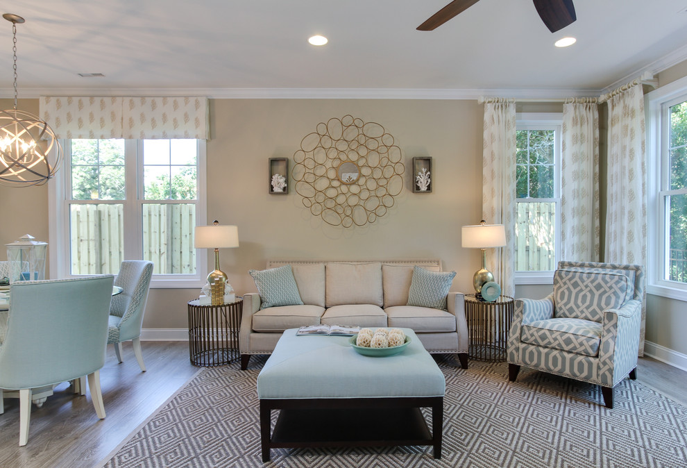 Idée de décoration pour un salon marin ouvert avec un mur beige, un sol en bois brun et éclairage.