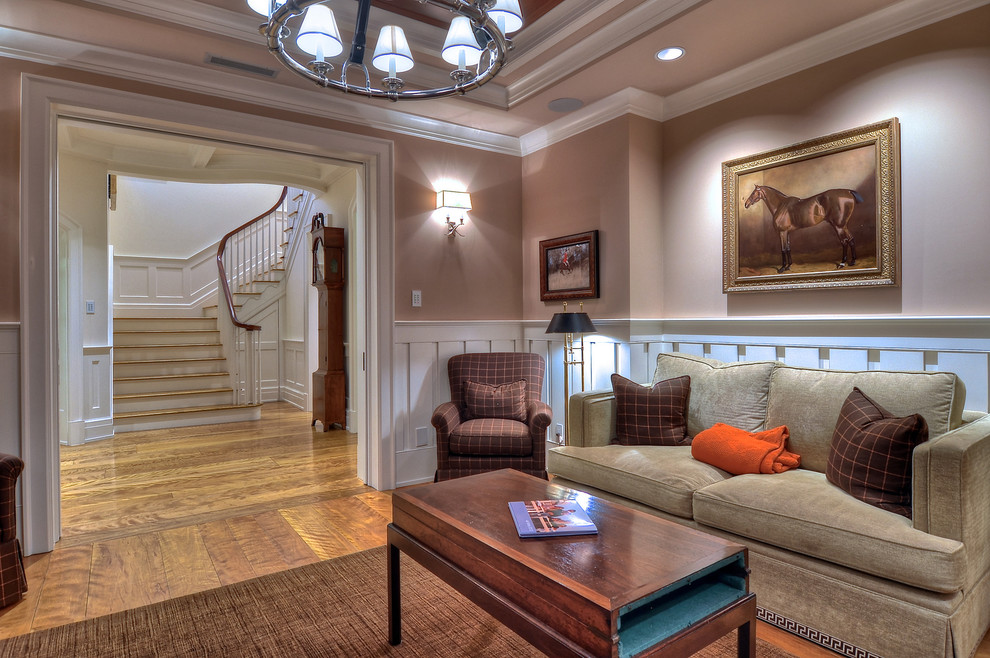 Ispirazione per un soggiorno classico chiuso con pavimento in legno massello medio, pareti beige e tappeto
