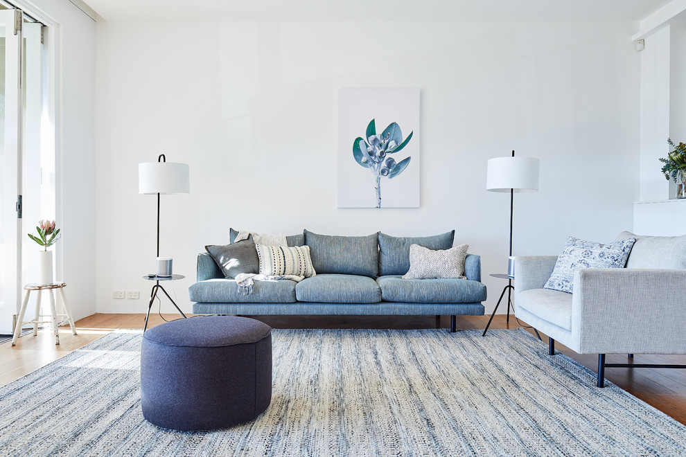 Idée de décoration pour un grand salon design ouvert avec une salle de réception, un mur blanc, un sol en bois brun et un sol marron.