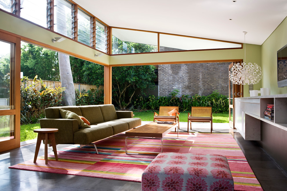 Mittelgroßes, Offenes Modernes Wohnzimmer ohne Kamin mit grüner Wandfarbe, Schieferboden, TV-Wand und schwarzem Boden in Sydney