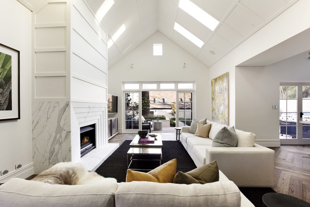 Ispirazione per un soggiorno minimal di medie dimensioni e aperto con pareti bianche e pavimento in legno massello medio