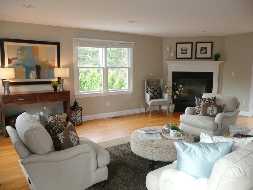 Großes, Fernseherloses, Abgetrenntes Klassisches Wohnzimmer mit grauer Wandfarbe, braunem Holzboden, Eckkamin und Kaminumrandung aus Holz in Boston