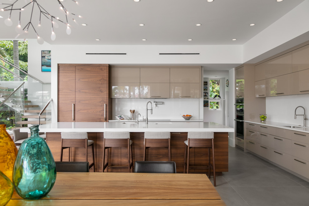 Immagine di una cucina design di medie dimensioni con pavimento in gres porcellanato e pavimento grigio