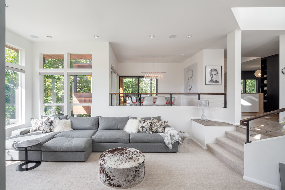 Idéer för ett modernt vardagsrum, med ett finrum, vita väggar, heltäckningsmatta och beiget golv