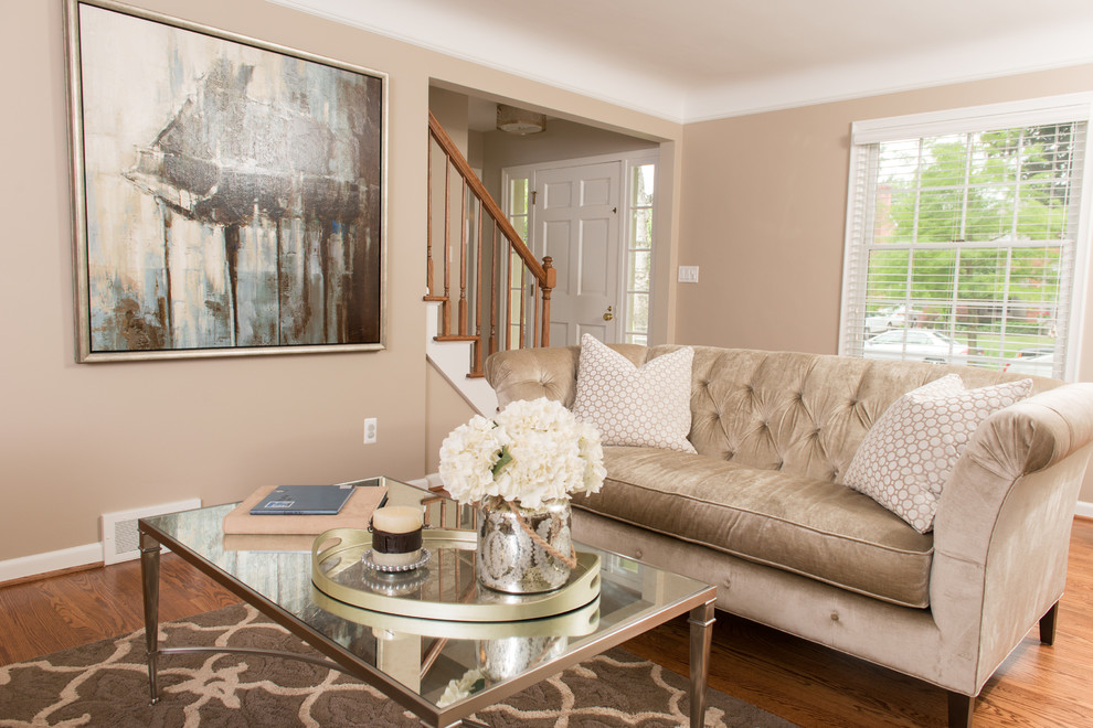 Foto de salón clásico de tamaño medio con paredes beige y suelo de madera en tonos medios