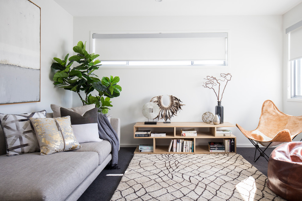 Idéer för ett minimalistiskt vardagsrum, med vita väggar, heltäckningsmatta och grått golv