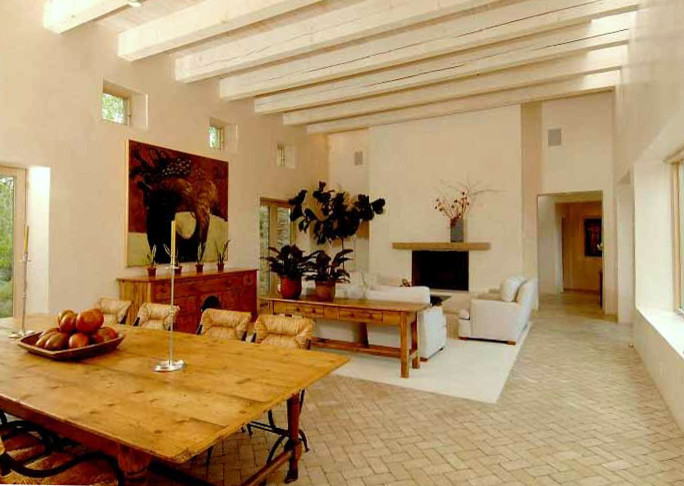 Großes, Repräsentatives, Fernseherloses, Offenes Mediterranes Wohnzimmer mit beiger Wandfarbe, Backsteinboden, Kamin, verputzter Kaminumrandung und braunem Boden in Albuquerque