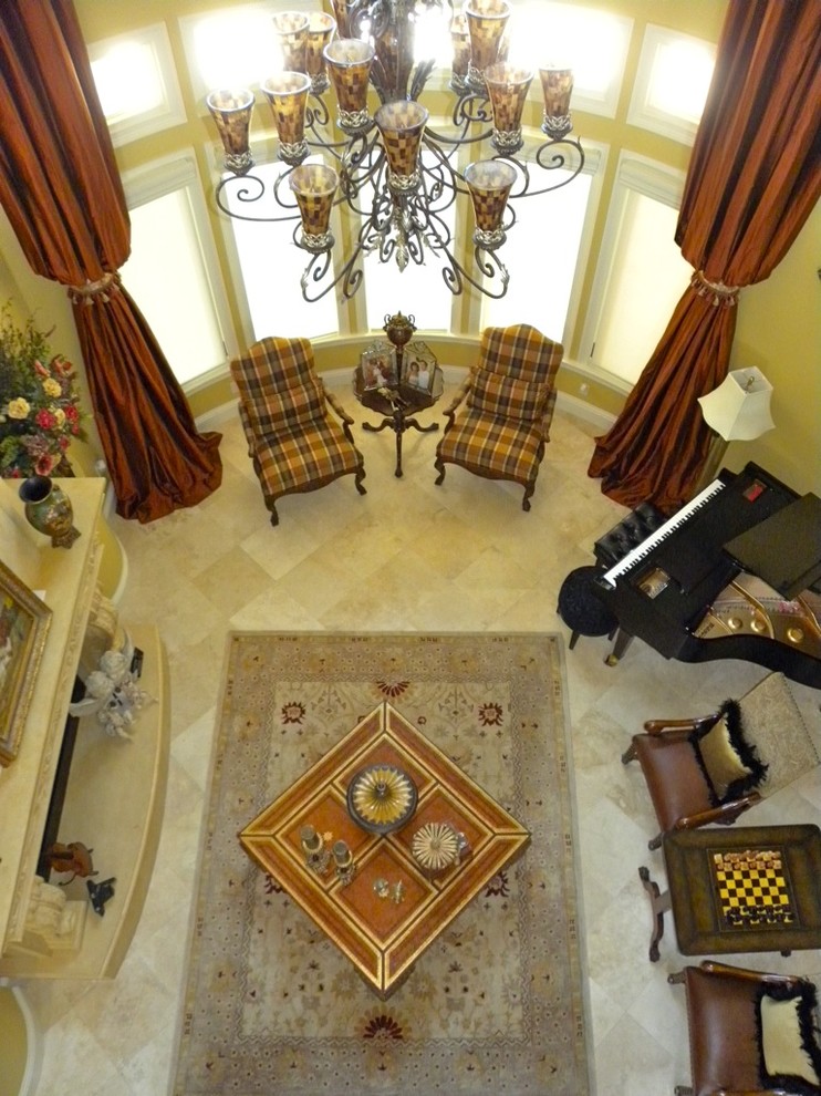 Imagen de salón para visitas abierto tradicional grande con paredes beige, suelo de baldosas de cerámica, todas las chimeneas y marco de chimenea de piedra