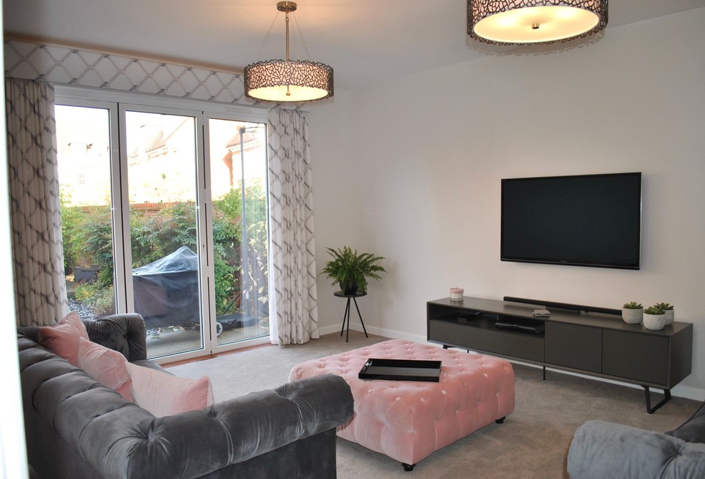 Foto di un soggiorno minimalista di medie dimensioni con pareti bianche, moquette e pavimento grigio