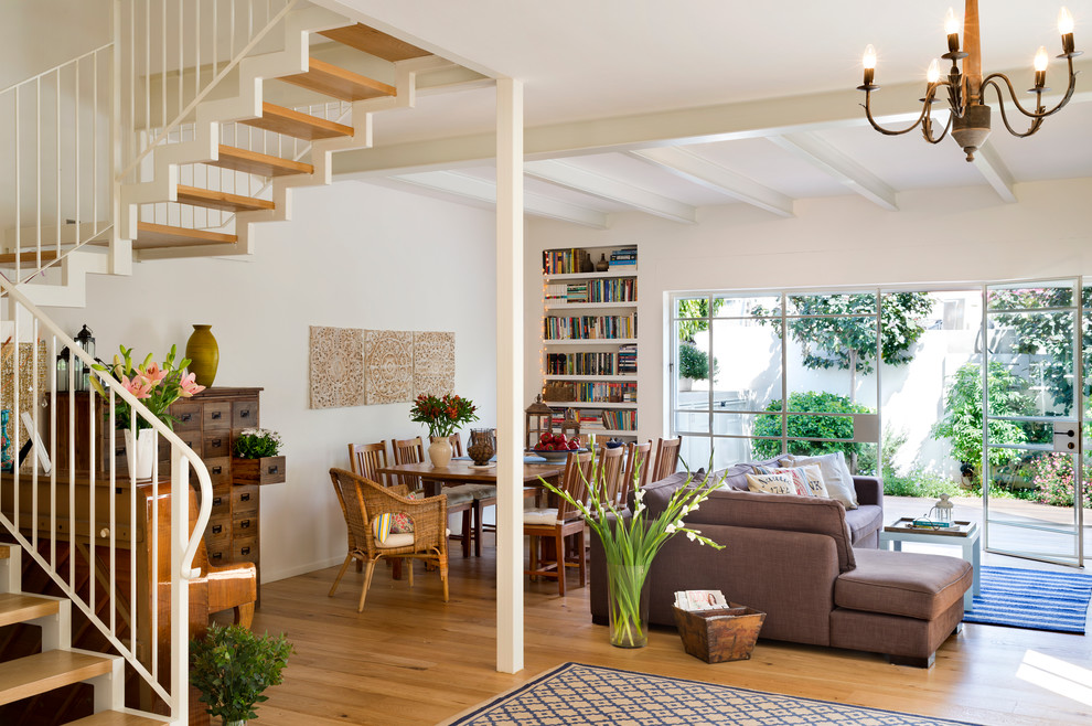 Offenes Eklektisches Wohnzimmer mit braunem Holzboden in Tel Aviv