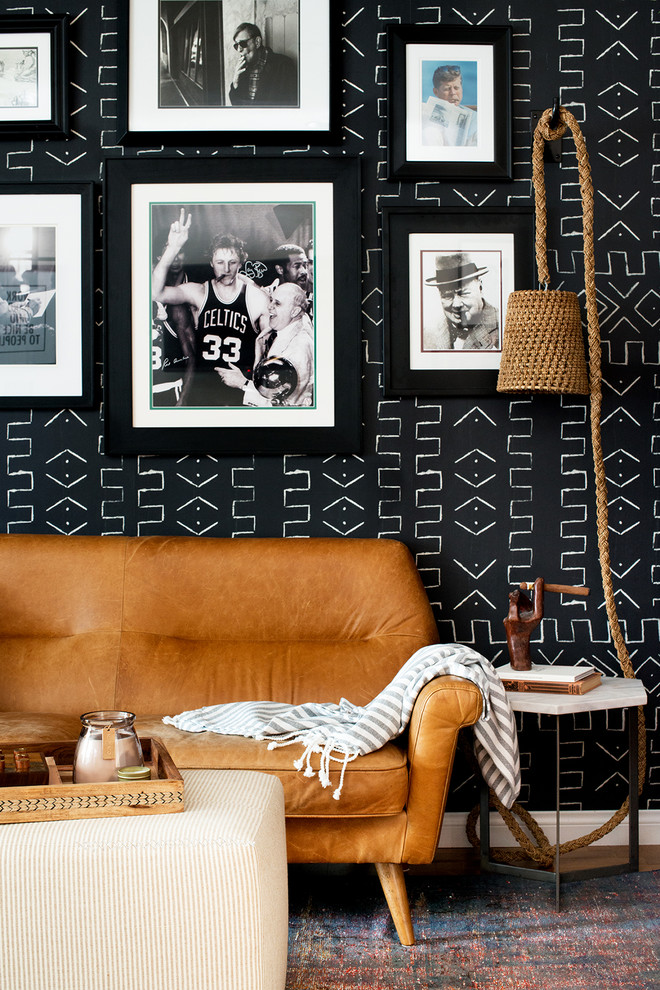 Свежая идея для дизайна: гостиная комната в стиле фьюжн с черными стенами, темным паркетным полом и коричневым полом - отличное фото интерьера