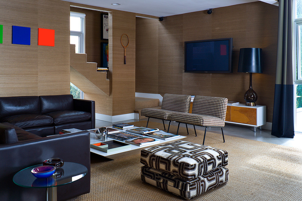 Источник вдохновения для домашнего уюта: гостиная комната в стиле ретро с коричневыми стенами, телевизором на стене и красивыми шторами