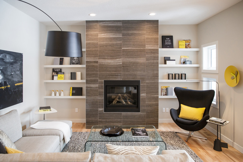 Mittelgroßes Skandinavisches Wohnzimmer mit weißer Wandfarbe, hellem Holzboden und beigem Boden in Calgary