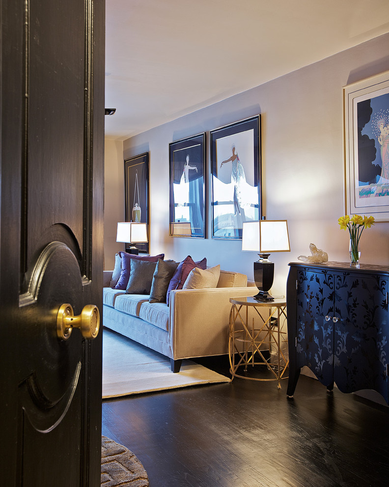На фото: гостиная комната в современном стиле с серыми стенами, темным паркетным полом и ковром на полу