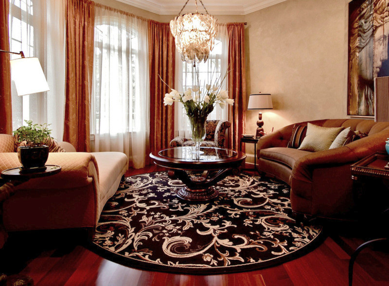 Foto de salón para visitas abierto clásico de tamaño medio con paredes beige y suelo de madera en tonos medios