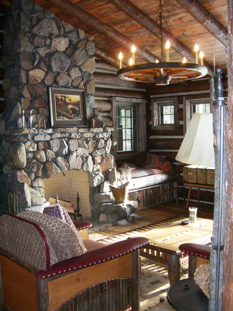 Diseño de salón para visitas cerrado rural de tamaño medio sin televisor con paredes marrones, suelo de madera en tonos medios, todas las chimeneas y marco de chimenea de ladrillo