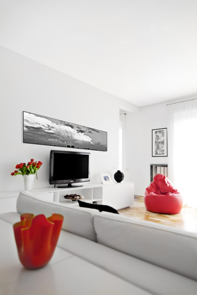 Esempio di un soggiorno minimal di medie dimensioni e aperto con pareti bianche, pavimento in marmo, TV autoportante e pavimento beige