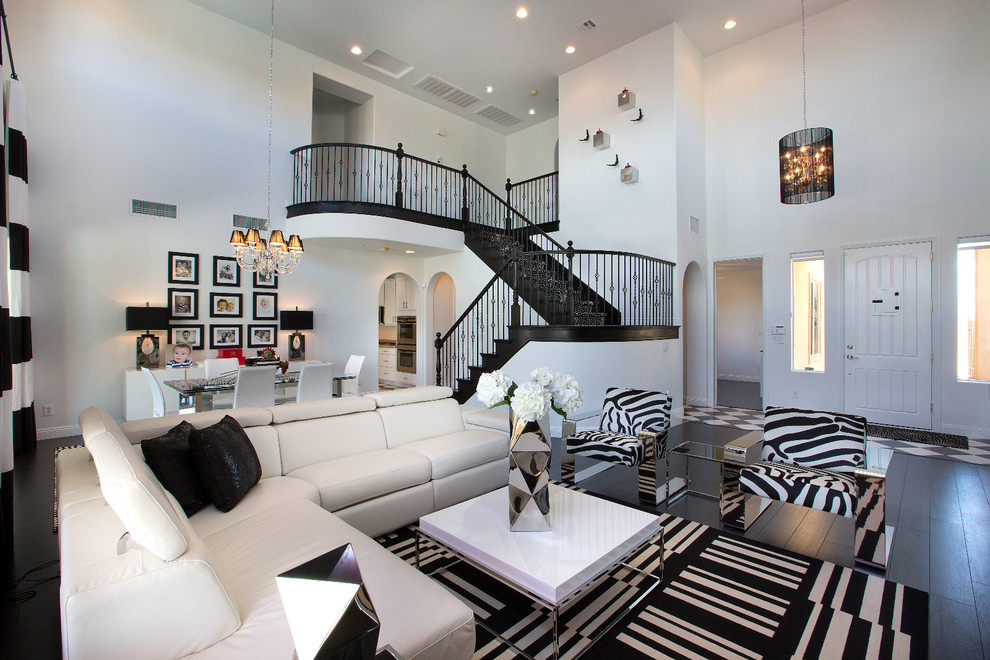 Immagine di un soggiorno tradizionale aperto con pareti bianche, tappeto, parquet scuro, camino classico, TV a parete e pavimento nero