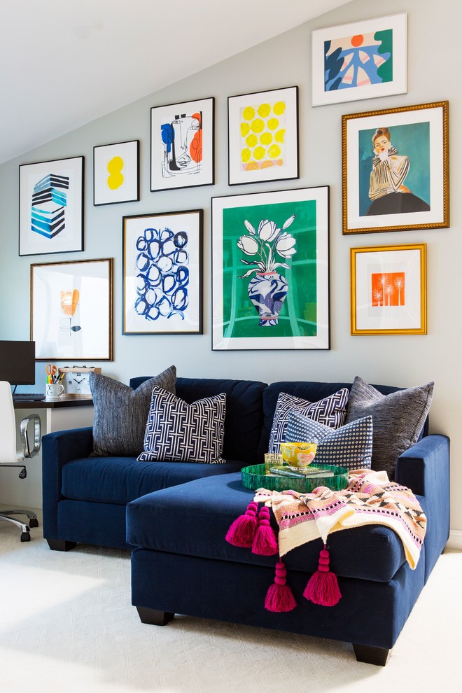 Offenes, Mittelgroßes Eklektisches Wohnzimmer ohne Kamin mit grauer Wandfarbe, Teppichboden, beigem Boden und freistehendem TV in Los Angeles