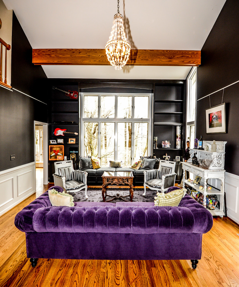 Großes, Offenes Stilmix Wohnzimmer mit schwarzer Wandfarbe, dunklem Holzboden, Kamin und Kaminumrandung aus Backstein in Baltimore