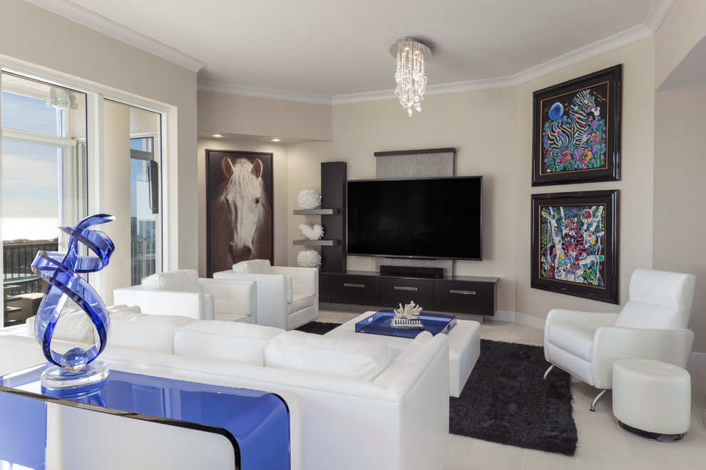 Mittelgroßes, Offenes Modernes Wohnzimmer mit beiger Wandfarbe, Keramikboden und freistehendem TV in Miami
