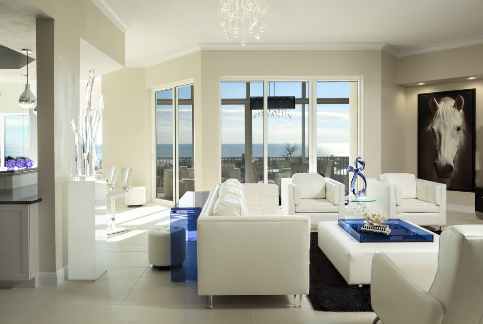 Идея дизайна: открытая гостиная комната среднего размера в современном стиле с бежевыми стенами, полом из керамической плитки и отдельно стоящим телевизором