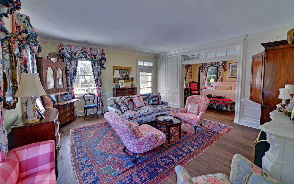 Foto di un soggiorno classico con pareti beige